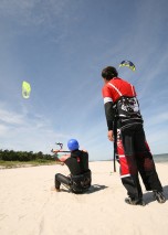 Kiteboarding kurz na píšečné pláži.