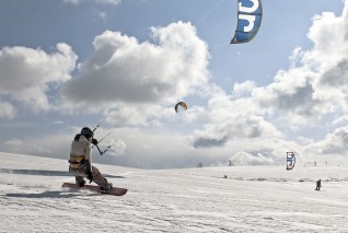 Snowkiting ve Šněžném na Vysočině.