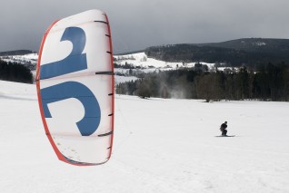 Snowkiting a Sněžné ve směru na Českou Svratku.