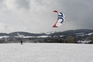 Snowkiting a panorama Nového Města na Moravě.
